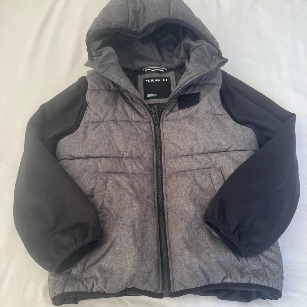 Under Armour Size 8 Kids Black and Gray Puffer vest/jacket combo‎